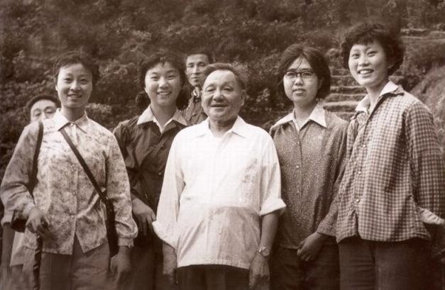 邓小平1979年在黄山与大学生的合影照片_黄山