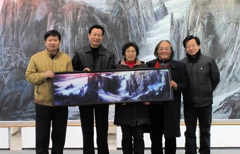 著名画家程乐萍向黄山书画院捐赠巨幅山水画――云涌千峰松起舞.jpg