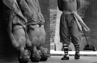 Tomasz Gudzowaty黑白摄影：捕捉最严格的训练少林、瑜伽、体操