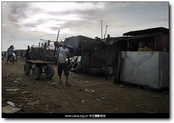 2011联合国儿童基金会年度图片奖在电子垃圾场搬运货物的男孩4.jpg