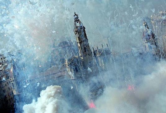 时代周刊摄影:西班牙巴伦西亚Fallas节日上被烟