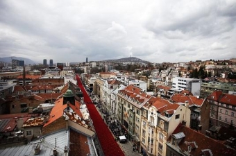 萨拉热窝Titova街道摆放11541把红椅子纪念波斯尼亚战争20周年