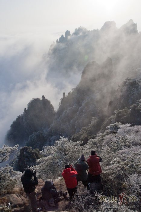 摄友在黄山狮子峰创作拍摄.jpg