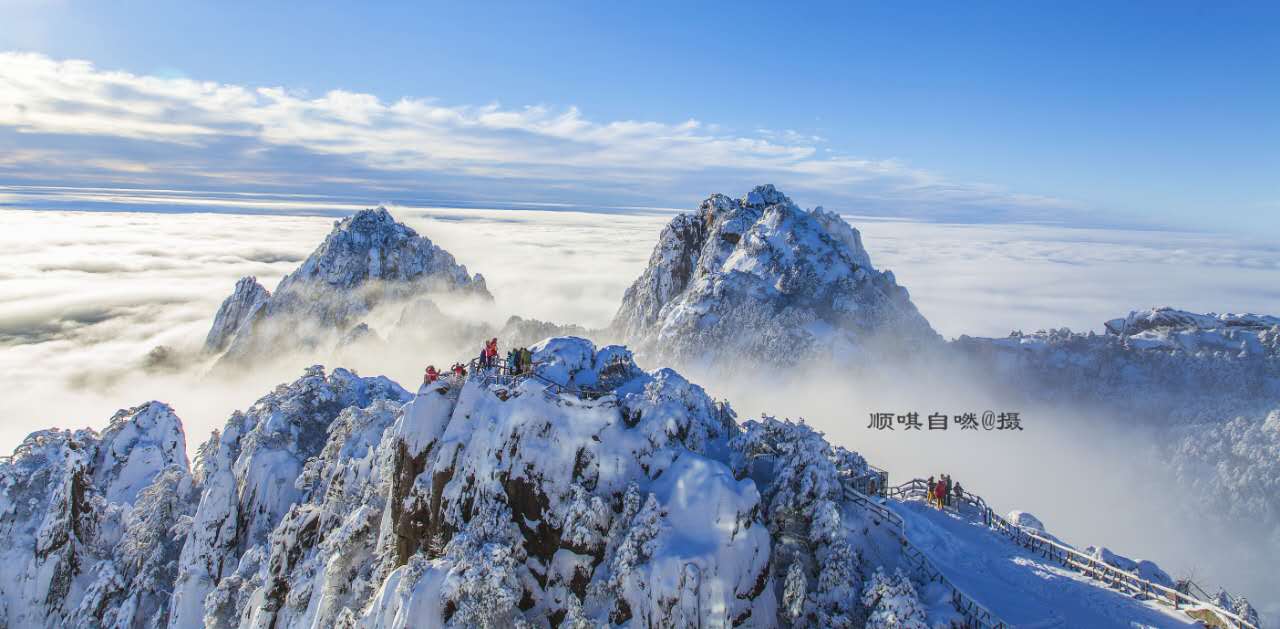 2015年12月6日，黄山光明顶雪景，远处左边山峰为天都峰，右边山峰为莲花峰，摄影：文明.jpg