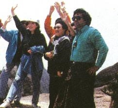 邓在军等在黄山摄制现场 摄于1990年.jpg