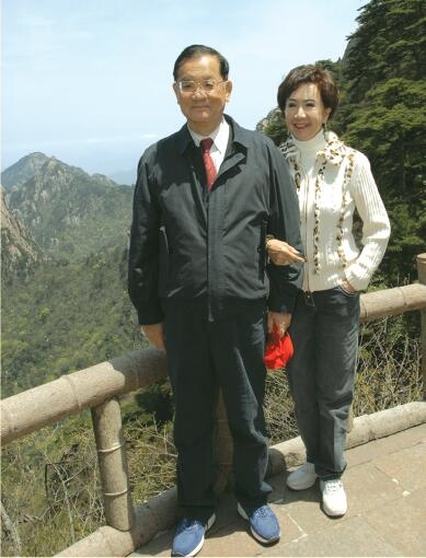 连战夫妇在黄山 摄于2007年.jpg