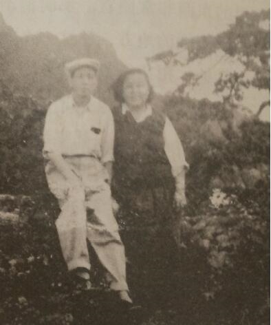 丁玲与丈夫陈明在黄山留影 摄于1954年.jpg