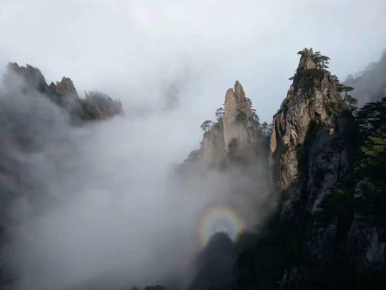 2017年3月21日，雨后黄山出现佛光 摄影：文明.jpg