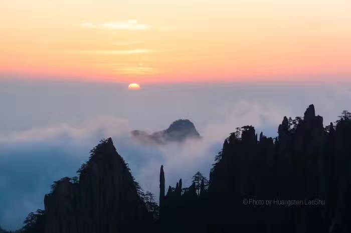 2017年5月3日早晨，黄山始信峰日出 摄影：黄山老树.jpg
